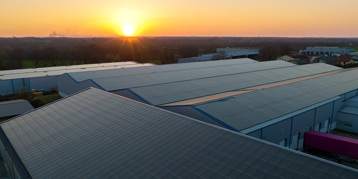 Como implementar energia solar em indústrias?